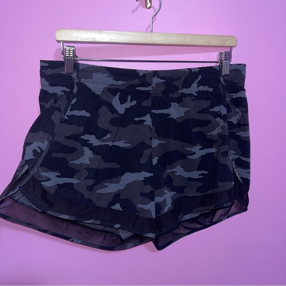 Athleta Racer Run Shorts Women’s Size Large Black Camo 4” - Picture 4 of 13